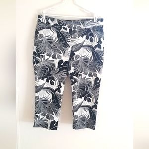 Chico's So Slimming Black/White Tropical Print Cropped Pants Size 3.5 Petite